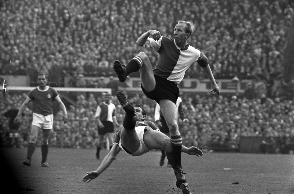 Feyenoord tegen GVAV 1-1, Henk Groot in duel met Render, Bestanddeelnr 917-6860