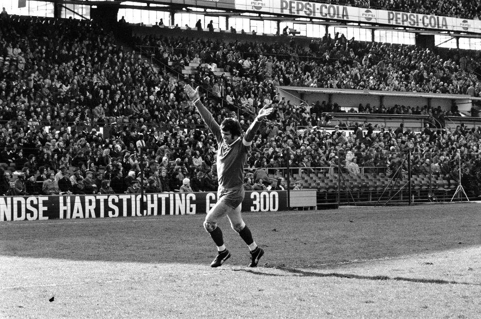 Feyenoord tegen FC Amsterdam 1-2, Jan Jongbloed juicht na tweede doelpunt, Bestanddeelnr 927-8350