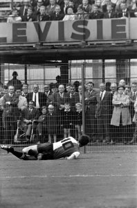 Feyenoord tegen Fortuna 54 6-0. Feyenoordspeler (rugnummer 10) op de grond, Bestanddeelnr 920-7252
