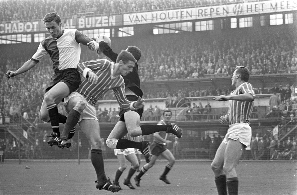 Feyenoord tegen Fortuna 54 6-0. Keeper Winge in duel met Kindvall, Bestanddeelnr 920-7127