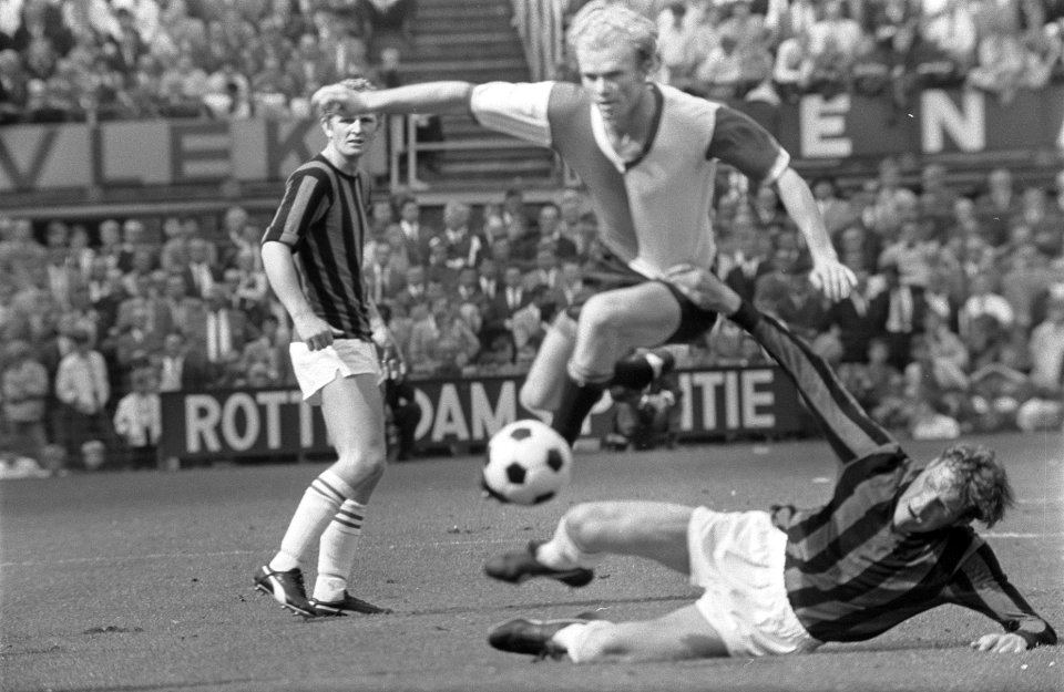 Feyenoord tegen DWS 3-2, Ruud Geels passeert Overweg, Bestanddeelnr 922-7481