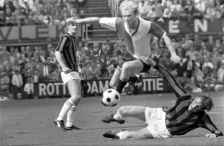 Feyenoord tegen DWS 3-2, Ruud Geels passeert Overweg, Bestanddeelnr 922-7481
