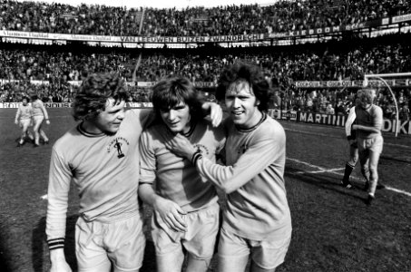 Feyenoord tegen FC Amsterdam 1-2, vlnr Jansen, Otto en Visser verlaten juich, Bestanddeelnr 927-8349