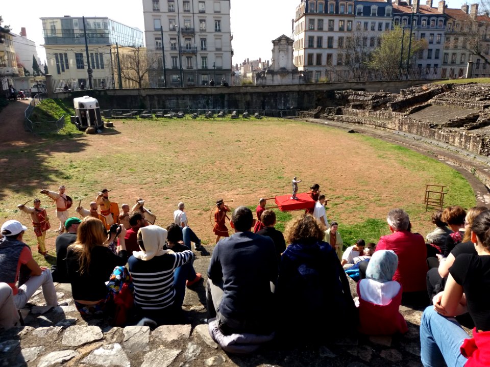 Festival européen latin grec 2019 - Grands jeux, procession avec la statue d'Auguste (2)