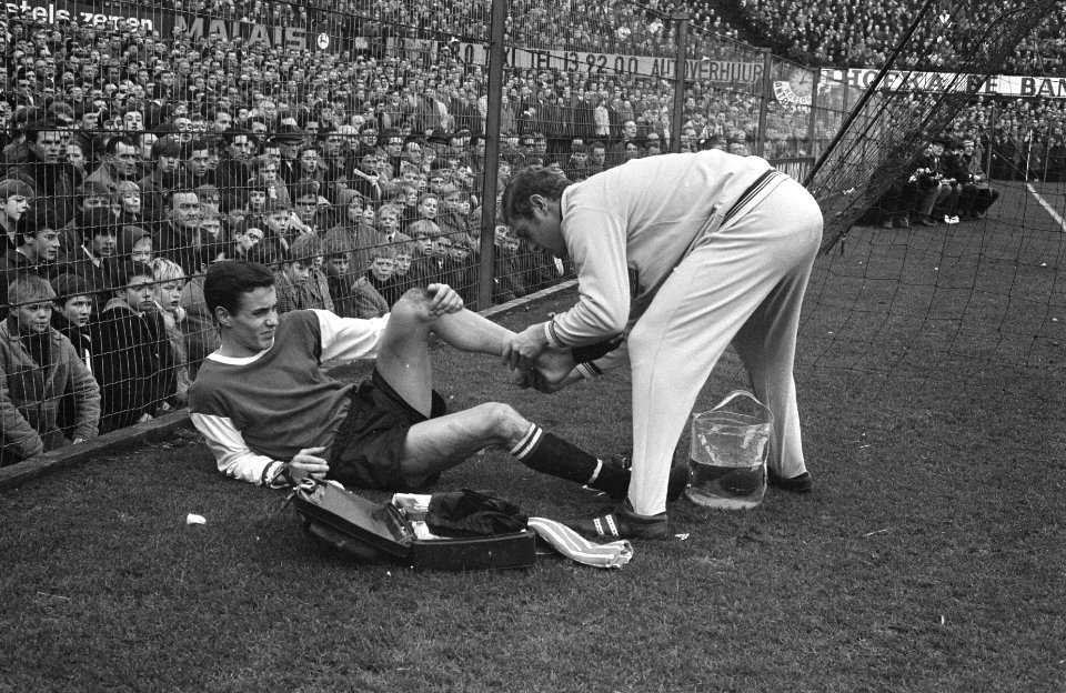 Feyenoord tegen DWS 4-0. Kindvall langs de lijn, wordt hier geholpen door verzor, Bestanddeelnr 920-9493