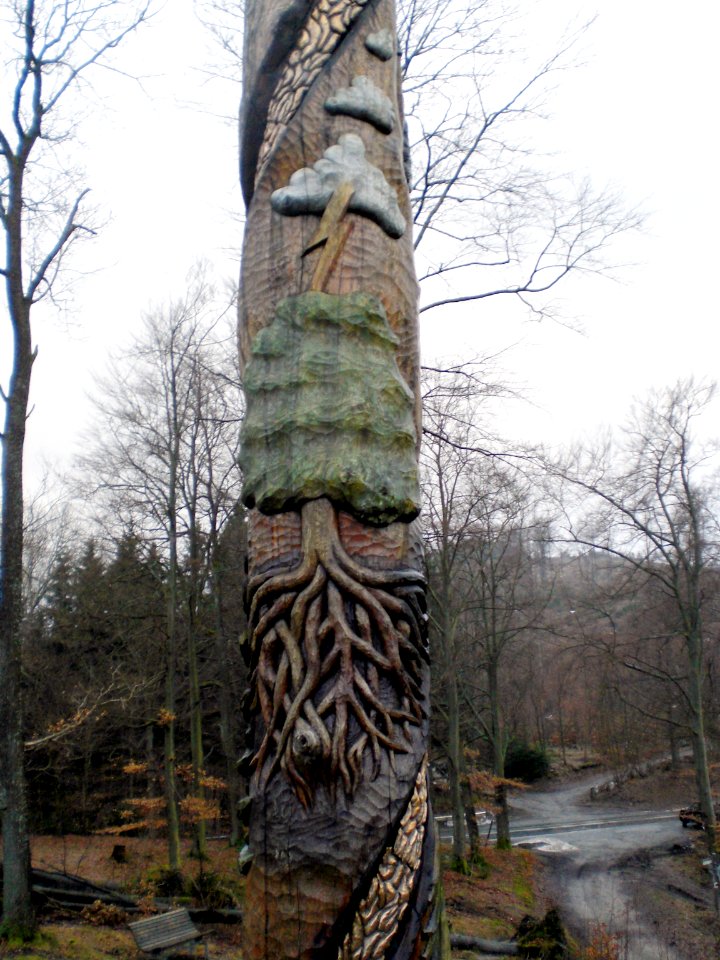 Feuereiche beschnitzter Stamm