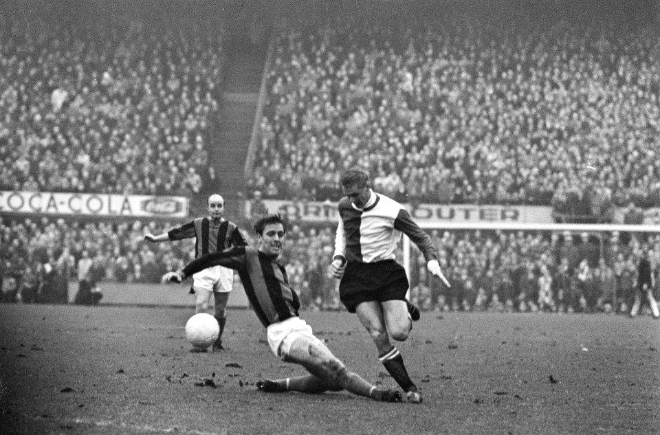 Feyenoord tegen DWS 3-2, Bild in duel met Borghuis, links Vonhof, Bestanddeelnr 919-9863