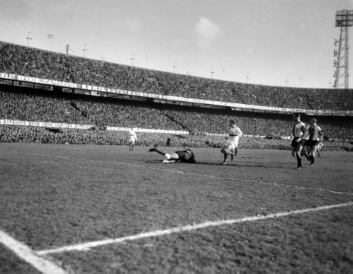 Feyenoord tegen DWS 3-1, Pieters Graafland werpt zich voor de voeten van Geurtse, Bestanddeelnr 917-4291