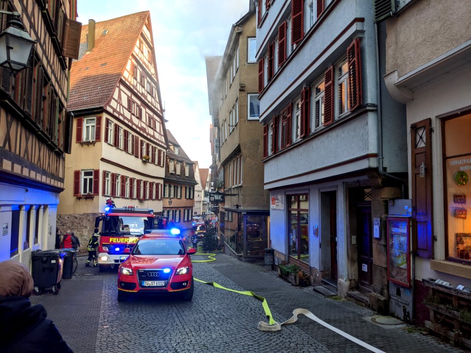 Feuerwehr-Einsatz bei Dachstuhlbrand in der Kronenstraße in Tübingen am 21.12.2019 - 040