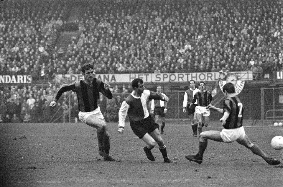 Feyenoord tegen DWS 3-2, v.l.n.r. Borghuis (DWS), Moulijn, Flinkevleugel (DWS). , Bestanddeelnr 919-9862
