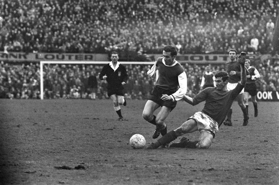 Feyenoord tegen DWS 4-0. Kindvall van de bal gezet door Cornwall, Bestanddeelnr 920-9492
