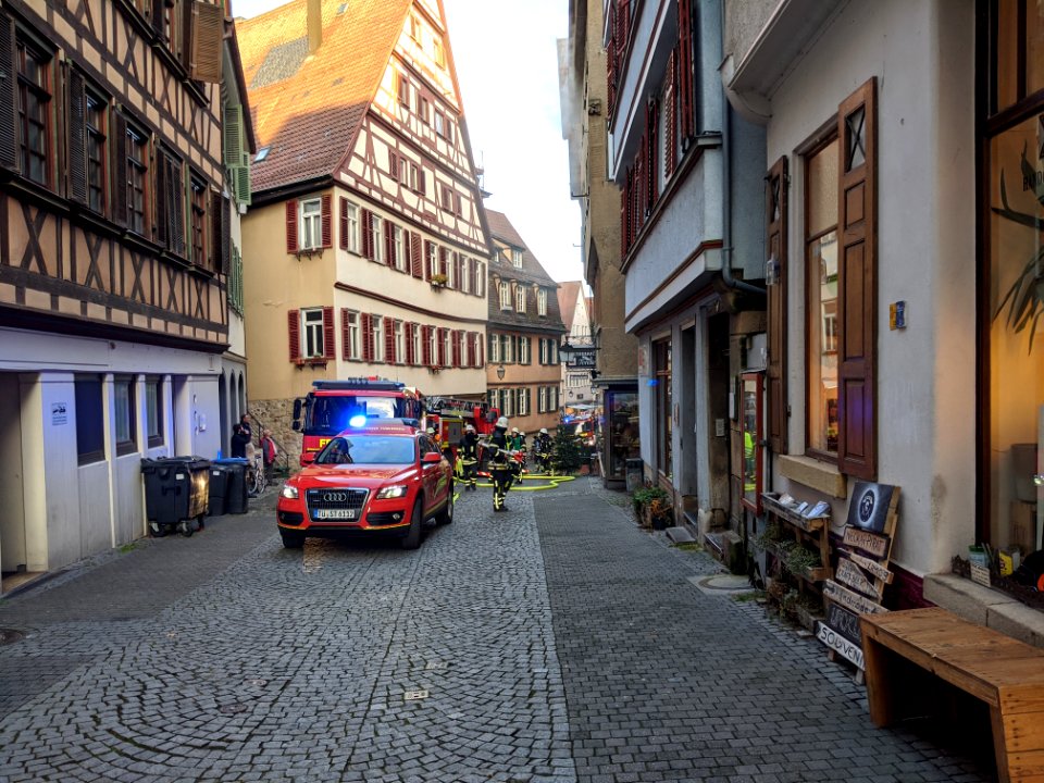 Feuerwehr-Einsatz bei Dachstuhlbrand in der Kronenstraße in Tübingen am 21.12.2019 - 035