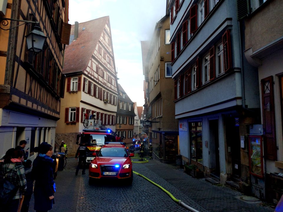 Feuerwehr-Einsatz bei Dachstuhlbrand in der Kronenstraße in Tübingen am 21.12.2019 - 055