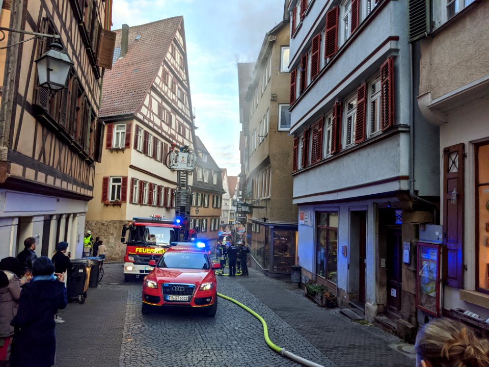 Feuerwehr-Einsatz bei Dachstuhlbrand in der Kronenstraße in Tübingen am 21.12.2019 - 060