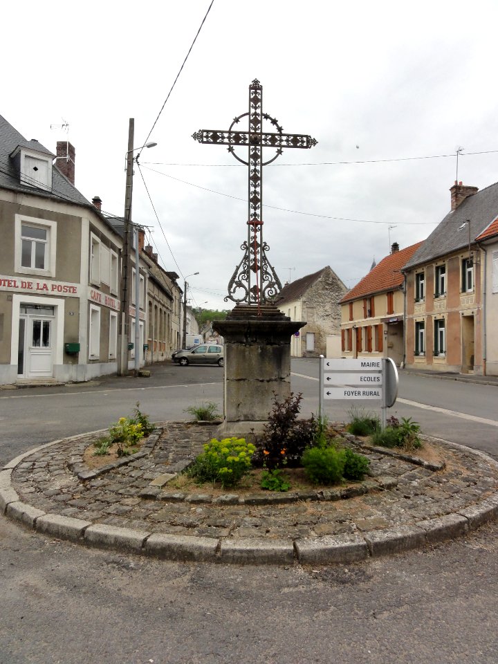 Festieux (Aisne) croix de chemin