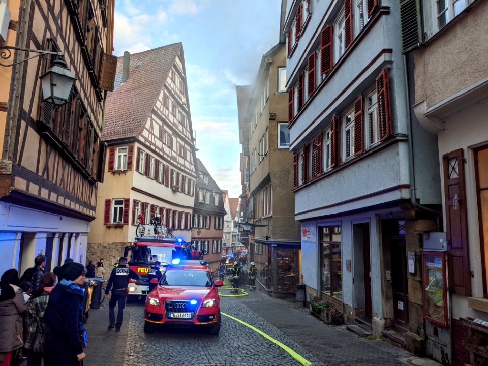 Feuerwehr-Einsatz bei Dachstuhlbrand in der Kronenstraße in Tübingen am 21.12.2019 - 052