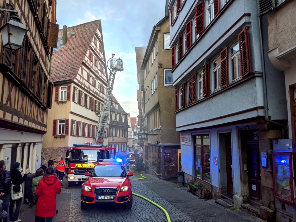 Feuerwehr-Einsatz bei Dachstuhlbrand in der Kronenstraße in Tübingen am 21.12.2019 - 073
