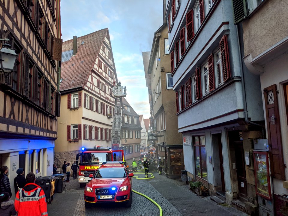 Feuerwehr-Einsatz bei Dachstuhlbrand in der Kronenstraße in Tübingen am 21.12.2019 - 070