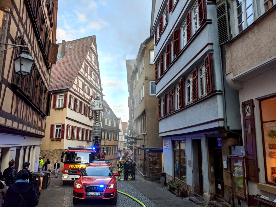 Feuerwehr-Einsatz bei Dachstuhlbrand in der Kronenstraße in Tübingen am 21.12.2019 - 062