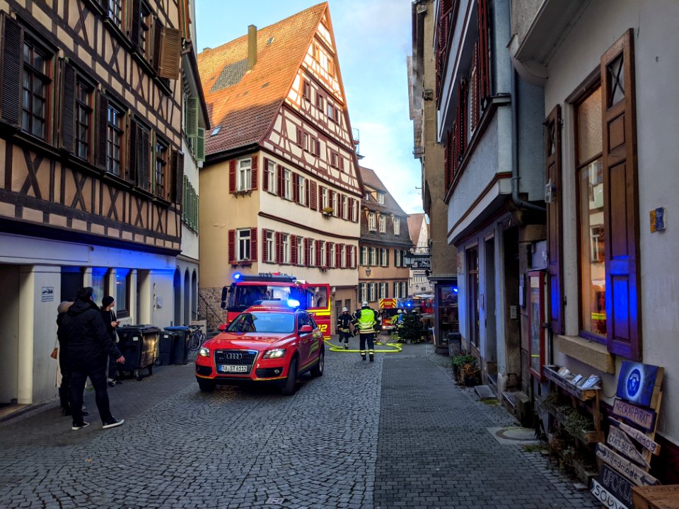 Feuerwehr-Einsatz bei Dachstuhlbrand in der Kronenstraße in Tübingen am 21.12.2019 - 026