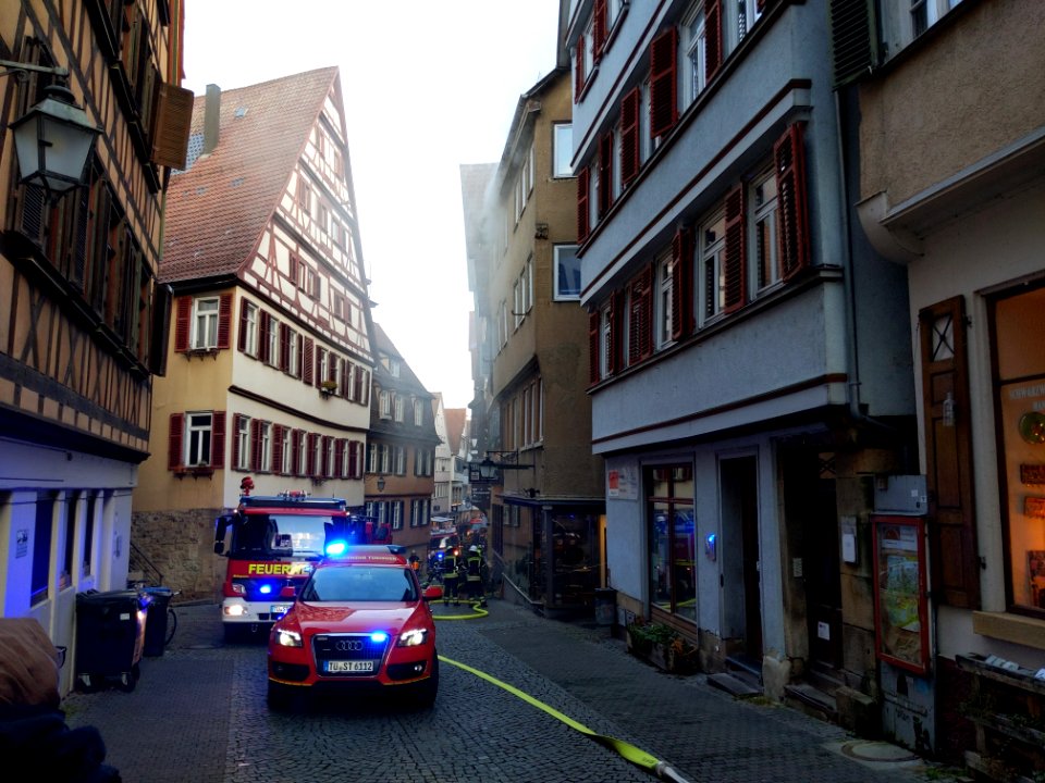 Feuerwehr-Einsatz bei Dachstuhlbrand in der Kronenstraße in Tübingen am 21.12.2019 - 048