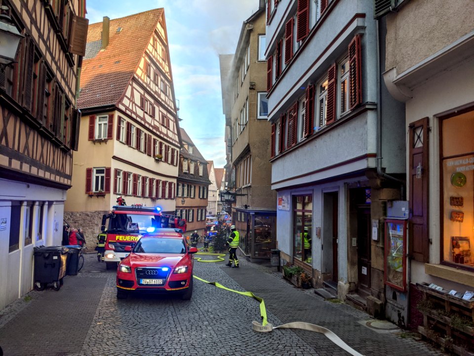 Feuerwehr-Einsatz bei Dachstuhlbrand in der Kronenstraße in Tübingen am 21.12.2019 - 042