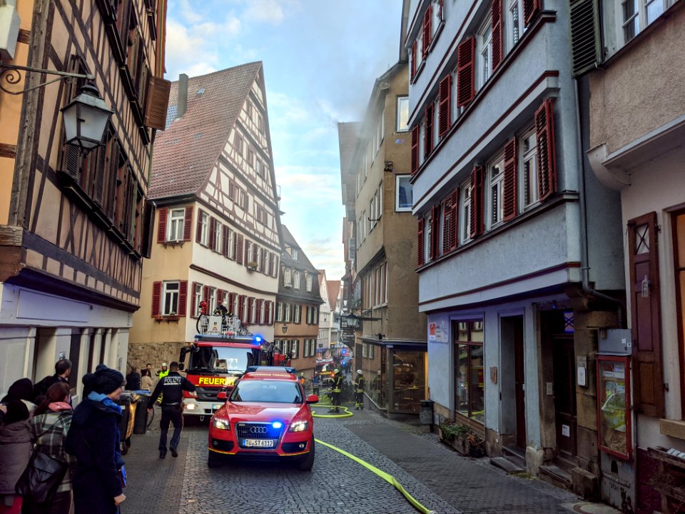 Feuerwehr-Einsatz bei Dachstuhlbrand in der Kronenstraße in Tübingen am 21.12.2019 - 054