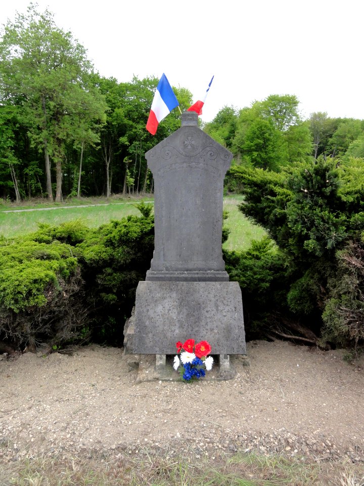 Festieux (Aisne) memorial d'un soldat 1944