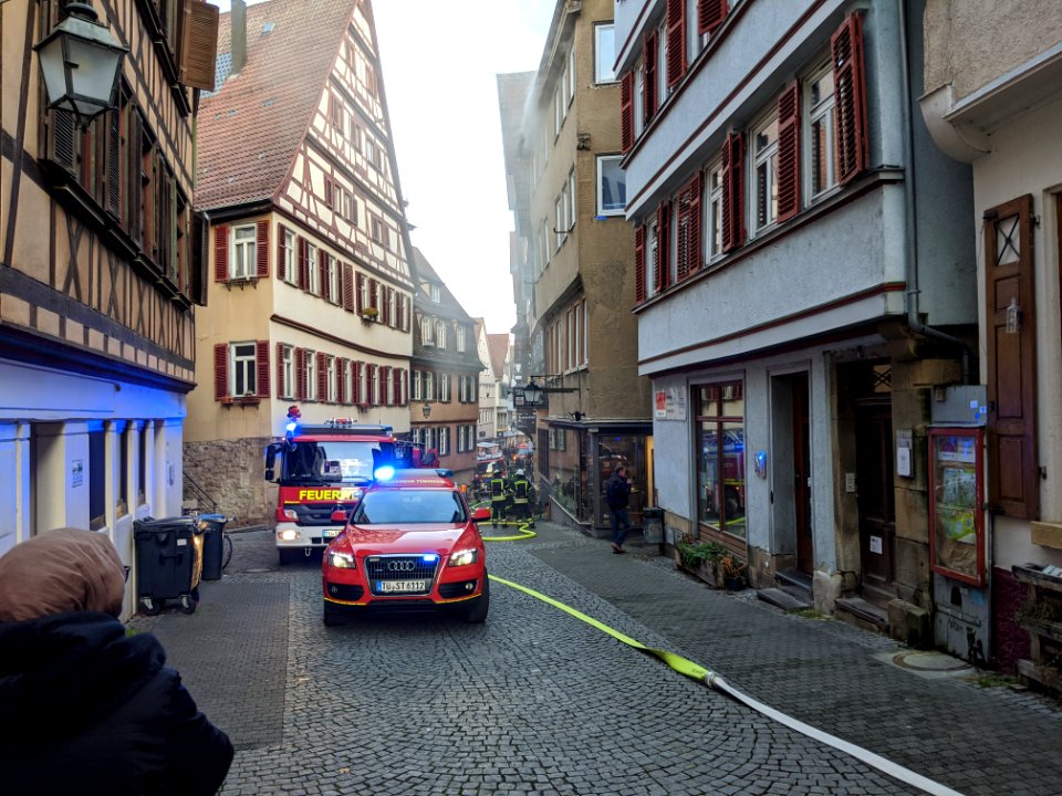 Feuerwehr-Einsatz bei Dachstuhlbrand in der Kronenstraße in Tübingen am 21.12.2019 - 047