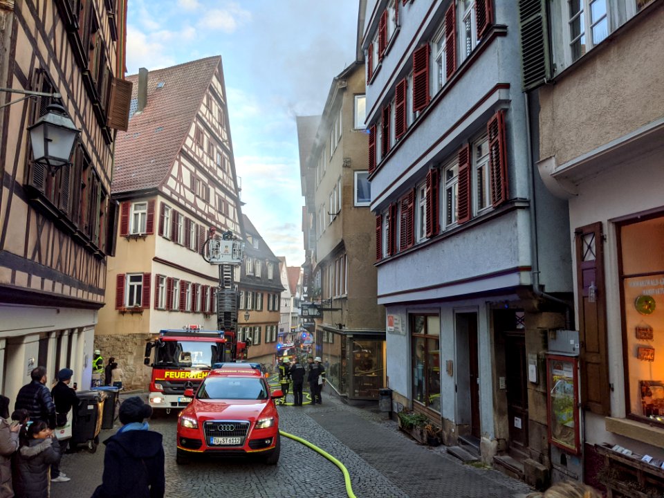 Feuerwehr-Einsatz bei Dachstuhlbrand in der Kronenstraße in Tübingen am 21.12.2019 - 058
