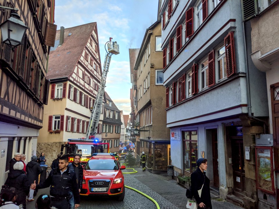 Feuerwehr-Einsatz bei Dachstuhlbrand in der Kronenstraße in Tübingen am 21.12.2019 - 079