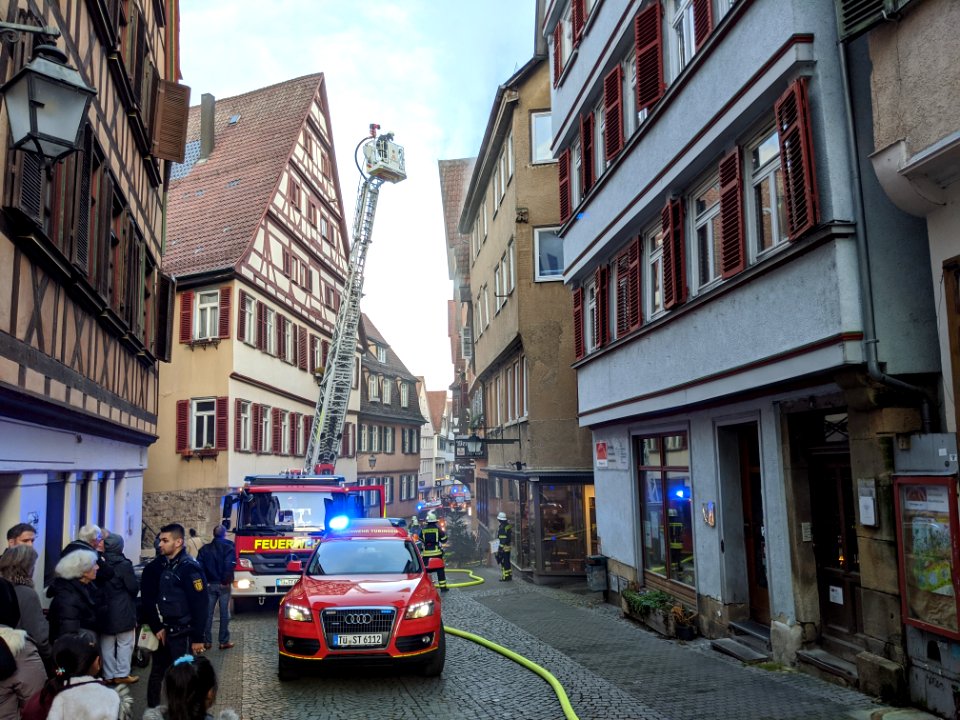 Feuerwehr-Einsatz bei Dachstuhlbrand in der Kronenstraße in Tübingen am 21.12.2019 - 076