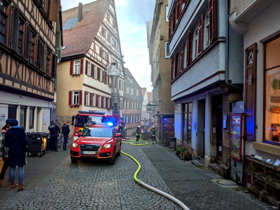 Feuerwehr-Einsatz bei Dachstuhlbrand in der Kronenstraße in Tübingen am 21.12.2019 - 068
