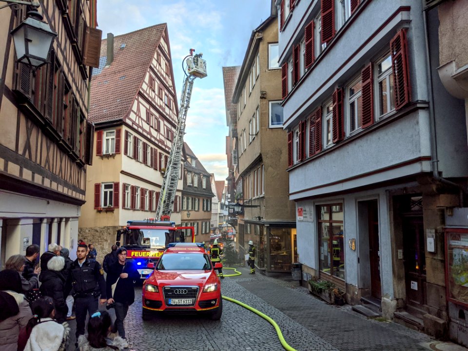 Feuerwehr-Einsatz bei Dachstuhlbrand in der Kronenstraße in Tübingen am 21.12.2019 - 077