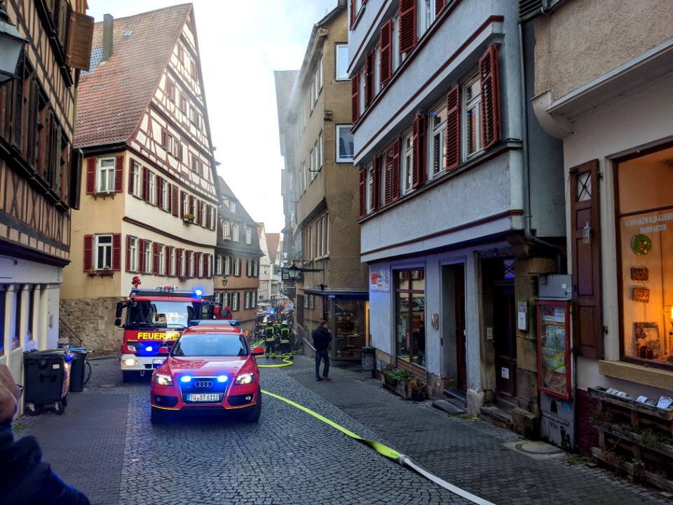 Feuerwehr-Einsatz bei Dachstuhlbrand in der Kronenstraße in Tübingen am 21.12.2019 - 044