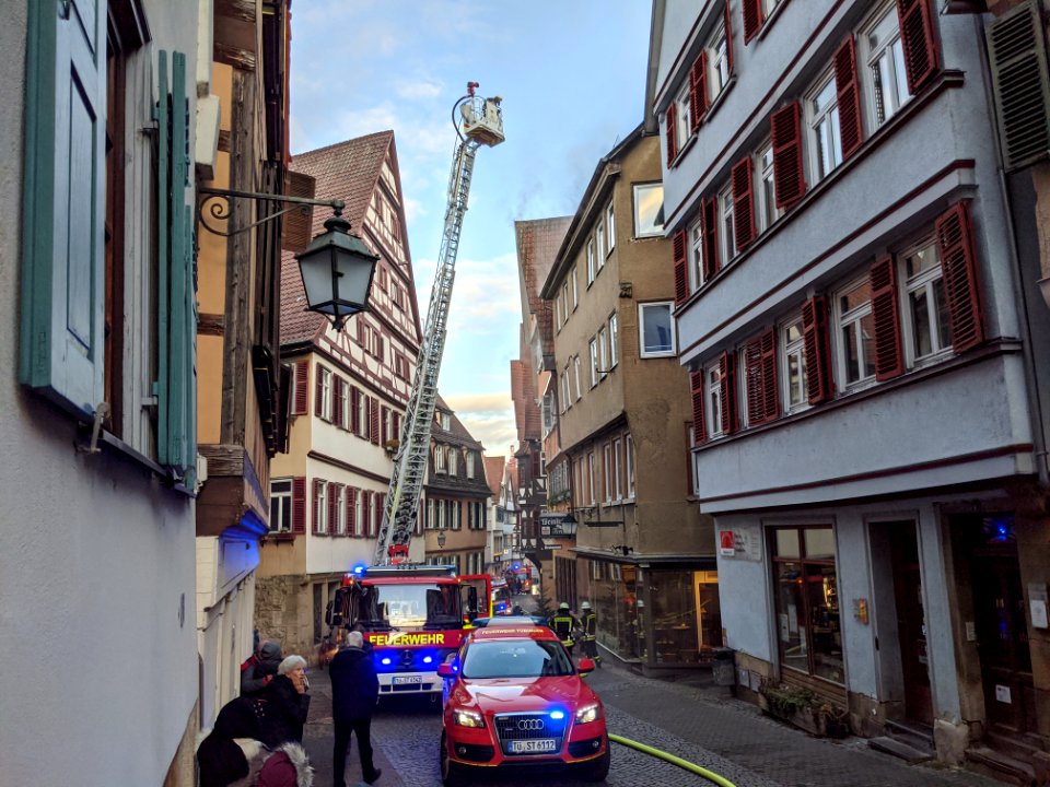 Feuerwehr-Einsatz bei Dachstuhlbrand in der Kronenstraße in Tübingen am 21.12.2019 - 083