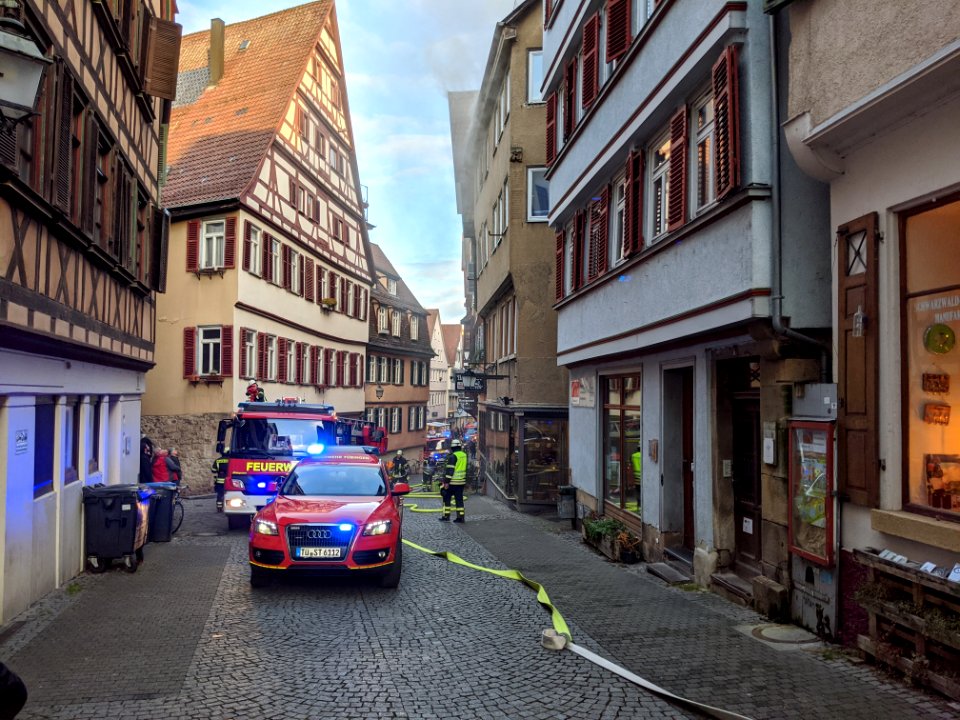 Feuerwehr-Einsatz bei Dachstuhlbrand in der Kronenstraße in Tübingen am 21.12.2019 - 043