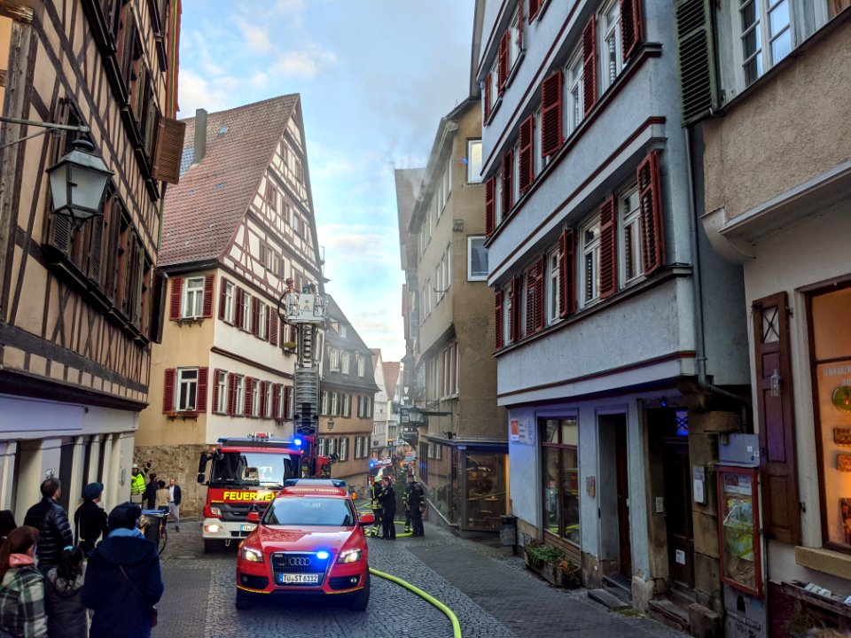 Feuerwehr-Einsatz bei Dachstuhlbrand in der Kronenstraße in Tübingen am 21.12.2019 - 063