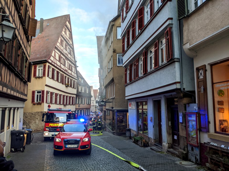 Feuerwehr-Einsatz bei Dachstuhlbrand in der Kronenstraße in Tübingen am 21.12.2019 - 050