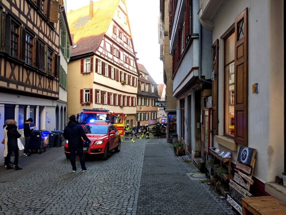 Feuerwehr-Einsatz bei Dachstuhlbrand in der Kronenstraße in Tübingen am 21.12.2019 - 024