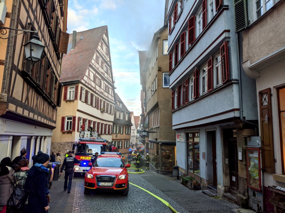 Feuerwehr-Einsatz bei Dachstuhlbrand in der Kronenstraße in Tübingen am 21.12.2019 - 053