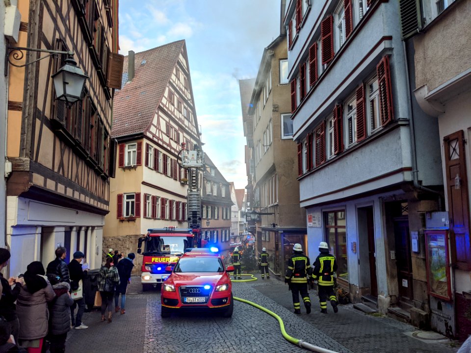 Feuerwehr-Einsatz bei Dachstuhlbrand in der Kronenstraße in Tübingen am 21.12.2019 - 065