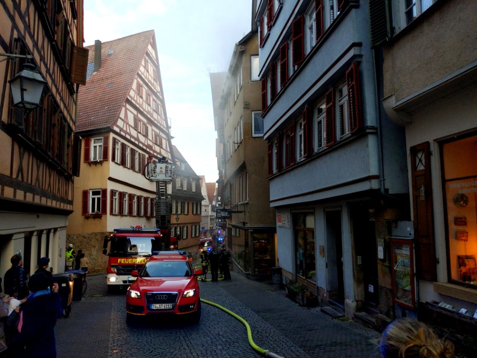 Feuerwehr-Einsatz bei Dachstuhlbrand in der Kronenstraße in Tübingen am 21.12.2019 - 059