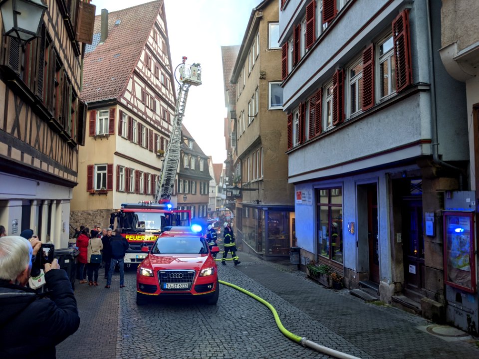Feuerwehr-Einsatz bei Dachstuhlbrand in der Kronenstraße in Tübingen am 21.12.2019 - 075
