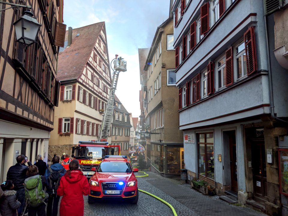 Feuerwehr-Einsatz bei Dachstuhlbrand in der Kronenstraße in Tübingen am 21.12.2019 - 072