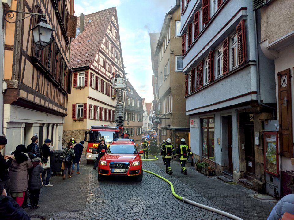 Feuerwehr-Einsatz bei Dachstuhlbrand in der Kronenstraße in Tübingen am 21.12.2019 - 066