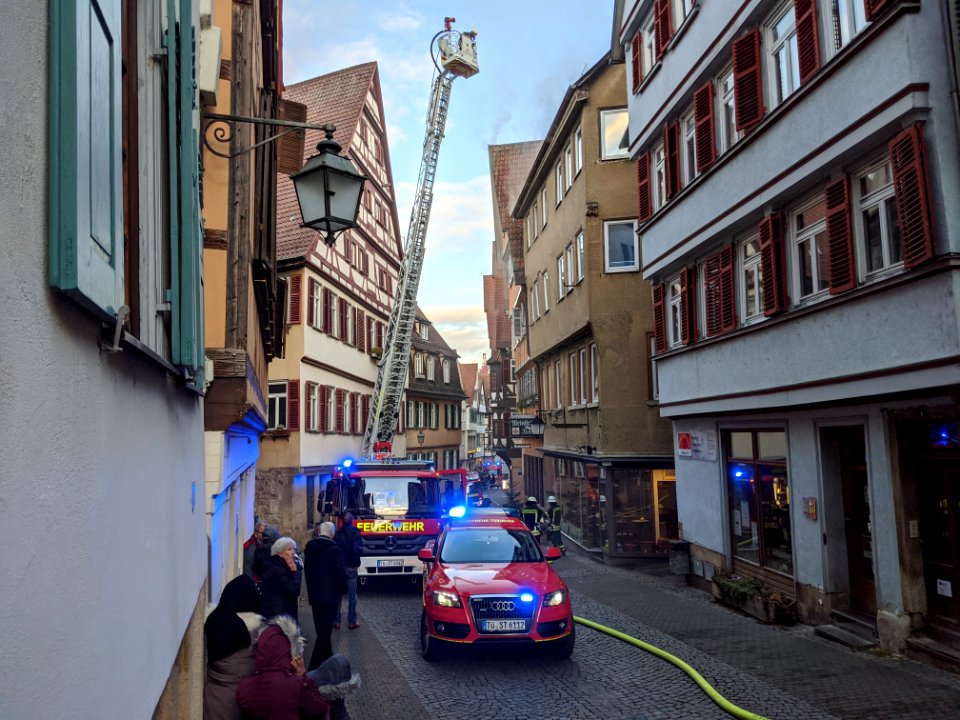 Feuerwehr-Einsatz bei Dachstuhlbrand in der Kronenstraße in Tübingen am 21.12.2019 - 081
