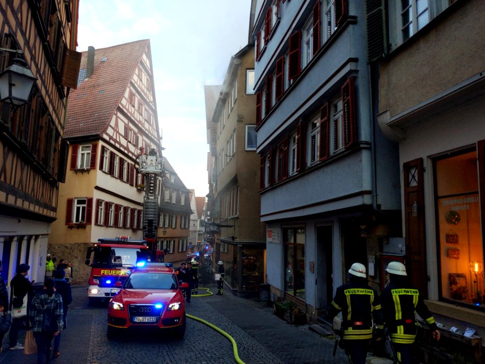 Feuerwehr-Einsatz bei Dachstuhlbrand in der Kronenstraße in Tübingen am 21.12.2019 - 064