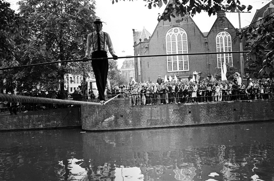 Festival of Fools in Amsterdam tijdens voorstelling boven het water van de Sing, Bestanddeelnr 930-8564