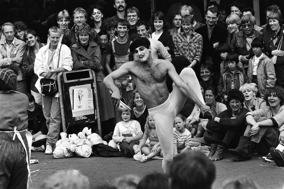 Festival of Fools in Amsterdam optreden van Sheer Madners op het Spui, Bestanddeelnr 932-9882
